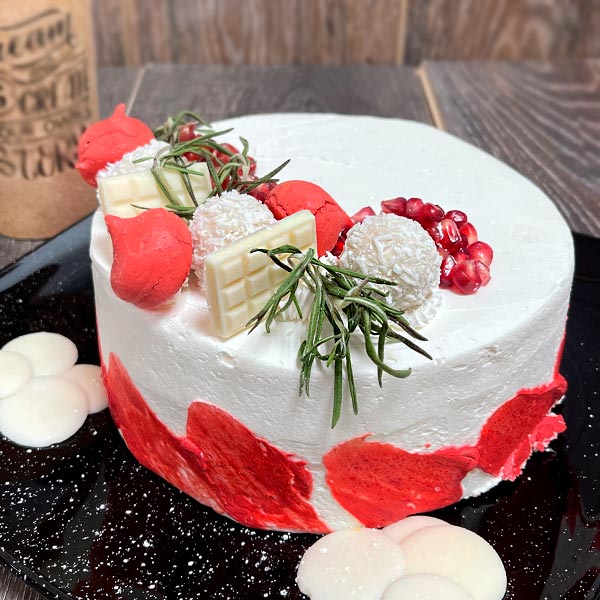 Новогодний торт красный бархат. Торт с красными мазками. Белый торт с красным декором. Торт красный бархат на новый год.
